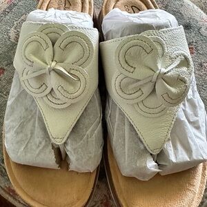 NWOT CLARKS IVORY LEATHER ROSETTE SANDAL BRYNN SZ 10